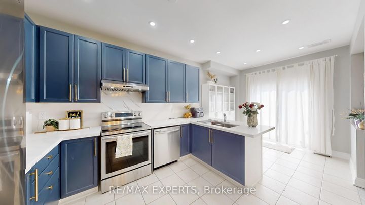 Photo 11 at 2 Personna Circle, Credit Valley, Brampton