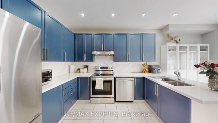 Photo 12 at 2 Personna Circle, Credit Valley, Brampton