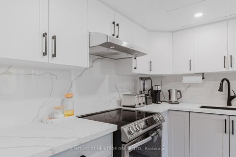 Photo 7 at 203 - 40 Harding Blvd Boulevard W, North Richvale, Richmond Hill