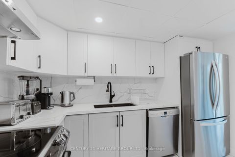 Photo 8 at 203 - 40 Harding Blvd Boulevard W, North Richvale, Richmond Hill