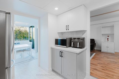 Photo 11 at 203 - 40 Harding Blvd Boulevard W, North Richvale, Richmond Hill