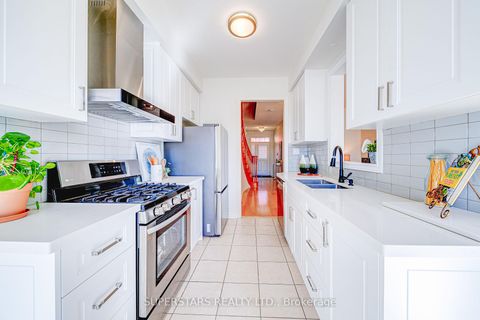 Photo 8 at 41 - 8 Townwood Drive, Jefferson, Richmond Hill