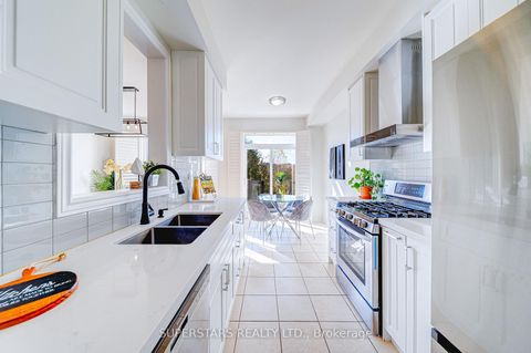 Photo 11 at 41 - 8 Townwood Drive, Jefferson, Richmond Hill