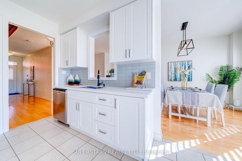 Photo 12 at 41 - 8 Townwood Drive, Jefferson, Richmond Hill