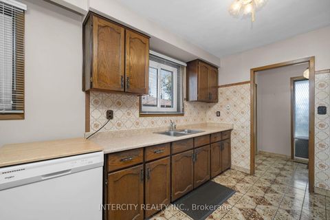 Photo 11 at 16 Seacliff Boulevard, Humber Summit, Toronto