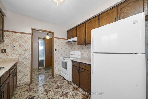 Photo 12 at 16 Seacliff Boulevard, Humber Summit, Toronto