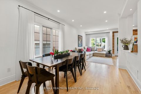 Photo 1 at 136 Kingsbridge Circle, Beverley Glen, Vaughan