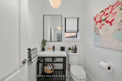 Photo 4 at 136 Kingsbridge Circle, Beverley Glen, Vaughan