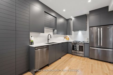 Photo 5 at 136 Kingsbridge Circle, Beverley Glen, Vaughan Photo 5 at 136 Kingsbridge Circle, Beverley Glen, Vaughan