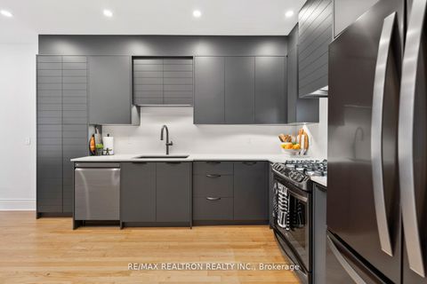 Photo 6 at 136 Kingsbridge Circle, Beverley Glen, Vaughan