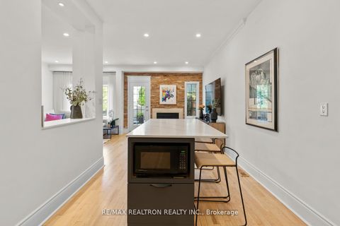 Photo 8 at 136 Kingsbridge Circle, Beverley Glen, Vaughan