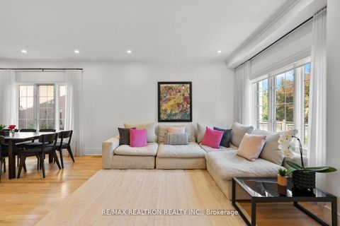 Photo 12 at 136 Kingsbridge Circle, Beverley Glen, Vaughan