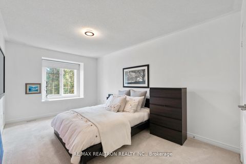 Photo 21 at 136 Kingsbridge Circle, Beverley Glen, Vaughan