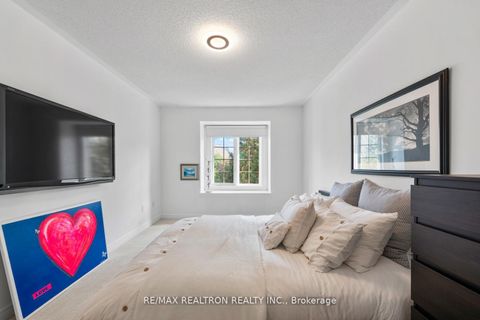 Photo 22 at 136 Kingsbridge Circle, Beverley Glen, Vaughan Photo 22 at 136 Kingsbridge Circle, Beverley Glen, Vaughan