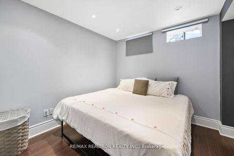 Photo 30 at 136 Kingsbridge Circle, Beverley Glen, Vaughan