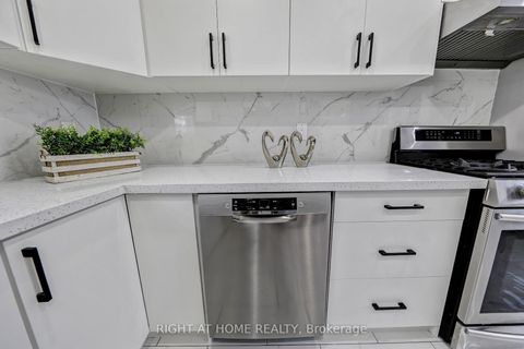 Photo 11 at 332 Rosegate Way N, WC Wedgewood Creek, Oakville