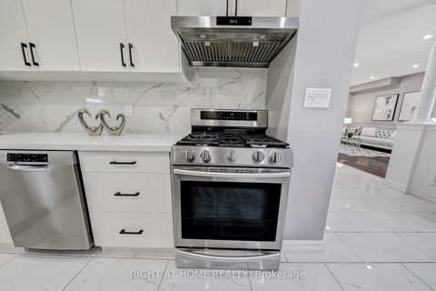 Photo 12 at 332 Rosegate Way N, WC Wedgewood Creek, Oakville