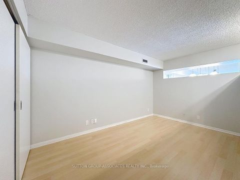 Photo 9 at 419 - 388 Richmond Street W, Waterfront Communities C1, Toronto