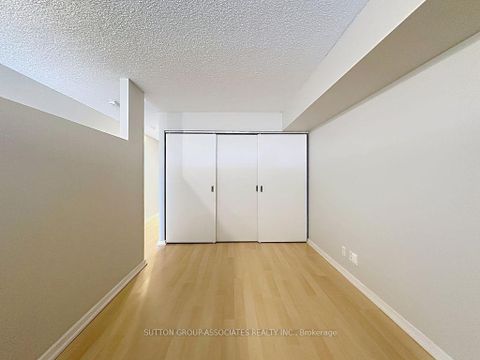 Photo 11 at 419 - 388 Richmond Street W, Waterfront Communities C1, Toronto