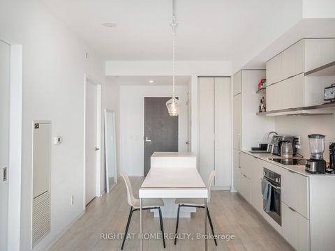 Photo 23 at 5607 - 197 Yonge Street, Yonge Corridor, Toronto Photo 23 at 5607 - 197 Yonge Street, Yonge Corridor, Toronto