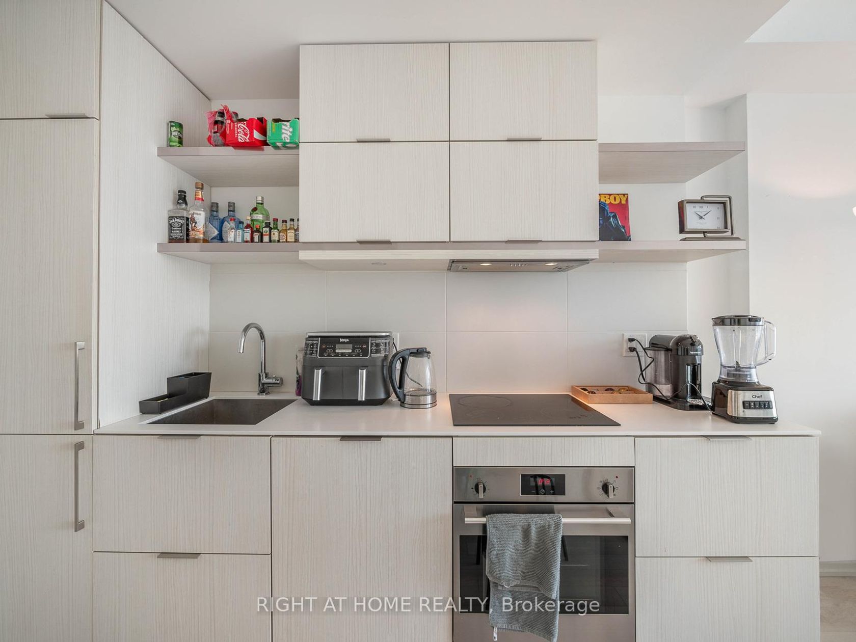 Photo 17 at 5607 - 197 Yonge Street, Yonge Corridor, Toronto Photo 17 at 5607 - 197 Yonge Street, Yonge Corridor, Toronto