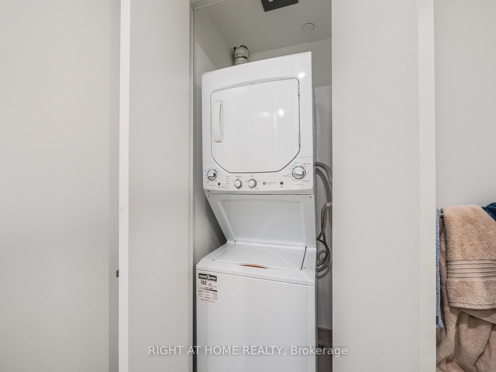 Photo 32 at 5607 - 197 Yonge Street, Yonge Corridor, Toronto Photo 32 at 5607 - 197 Yonge Street, Yonge Corridor, Toronto