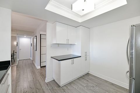 Photo 3 at 808 - 7601 Bathurst Street, Yorkhill, Vaughan