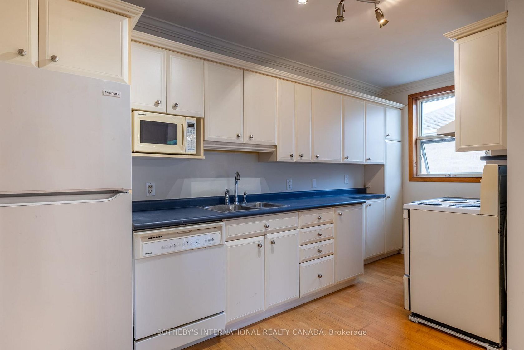 Photo 16 at 123 Redwater Drive, Kipling, Toronto Photo 16 at 123 Redwater Drive, Kipling, Toronto