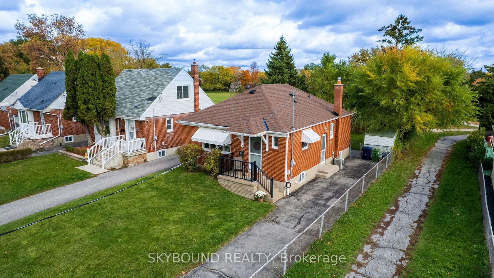 Photo 3 at 139 Tower Drive, Maryvale, Toronto Photo 3 at 139 Tower Drive, Maryvale, Toronto