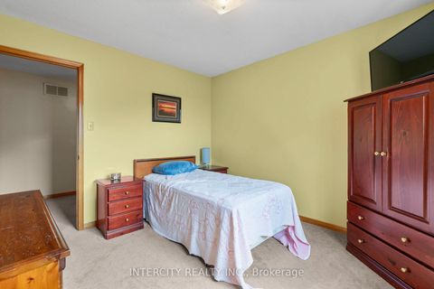 Photo 18 at 64 Brandy Crescent, East Woodbridge, Vaughan