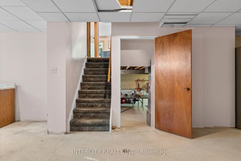 Photo 34 at 64 Brandy Crescent, East Woodbridge, Vaughan