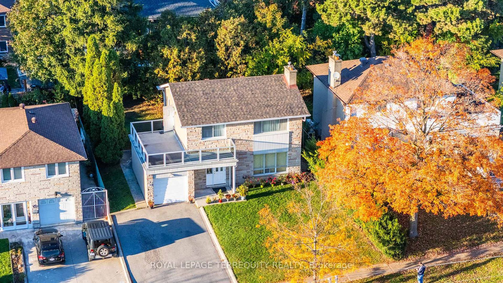 Photo 3 at 106 Grandravine Drive, York University Heights, Toronto Photo 3 at 106 Grandravine Drive, York University Heights, Toronto