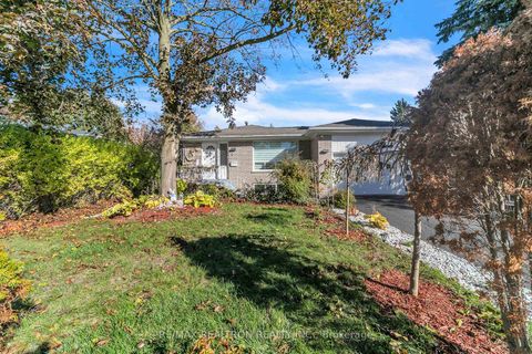 Photo 2 at 4 Boulding Drive, Aurora Heights, Aurora