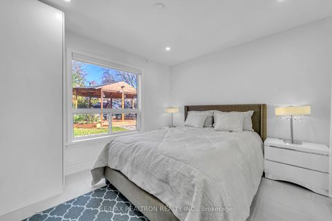 Photo 15 at 4 Boulding Drive, Aurora Heights, Aurora