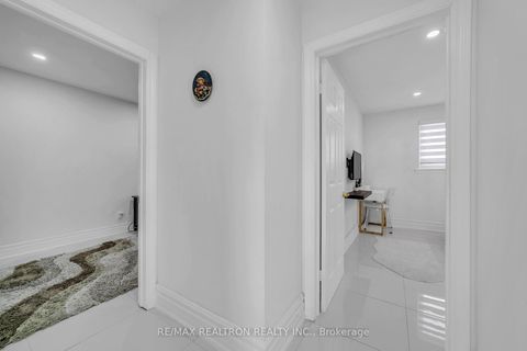 Photo 16 at 4 Boulding Drive, Aurora Heights, Aurora