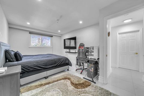 Photo 17 at 4 Boulding Drive, Aurora Heights, Aurora