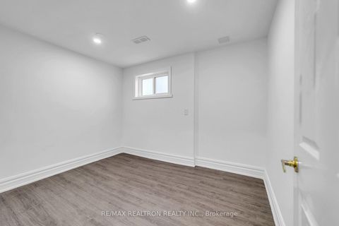 Photo 25 at 4 Boulding Drive, Aurora Heights, Aurora