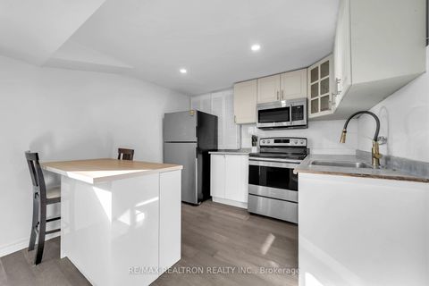 Photo 26 at 4 Boulding Drive, Aurora Heights, Aurora