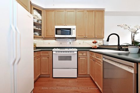 Photo 15 at 20 - 38 Hunt Avenue, Mill Pond, Richmond Hill