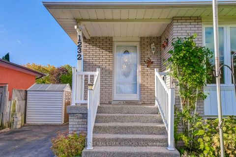 Photo 3 at 1232 Napier Crescent, CP College Park, Oakville