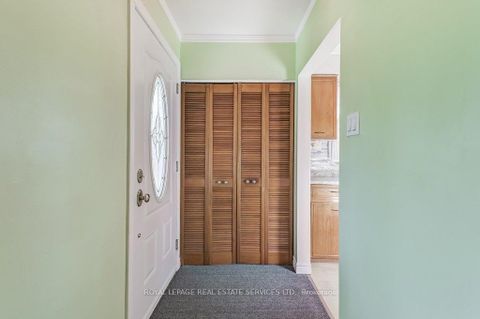 Photo 4 at 1232 Napier Crescent, CP College Park, Oakville