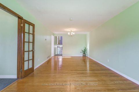 Photo 6 at 1232 Napier Crescent, CP College Park, Oakville