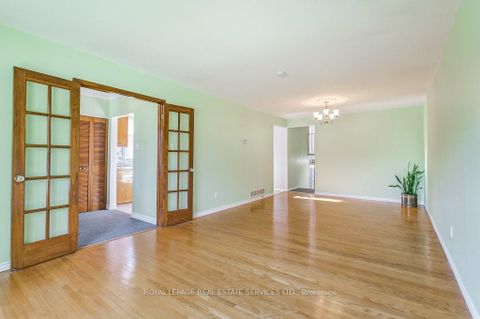 Photo 7 at 1232 Napier Crescent, CP College Park, Oakville