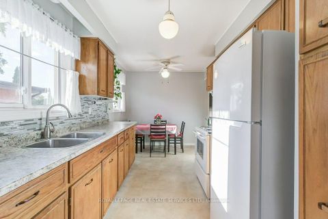 Photo 10 at 1232 Napier Crescent, CP College Park, Oakville