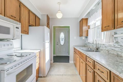 Photo 11 at 1232 Napier Crescent, CP College Park, Oakville