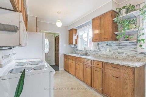 Photo 12 at 1232 Napier Crescent, CP College Park, Oakville