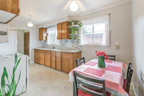 Photo 14 at 1232 Napier Crescent, CP College Park, Oakville