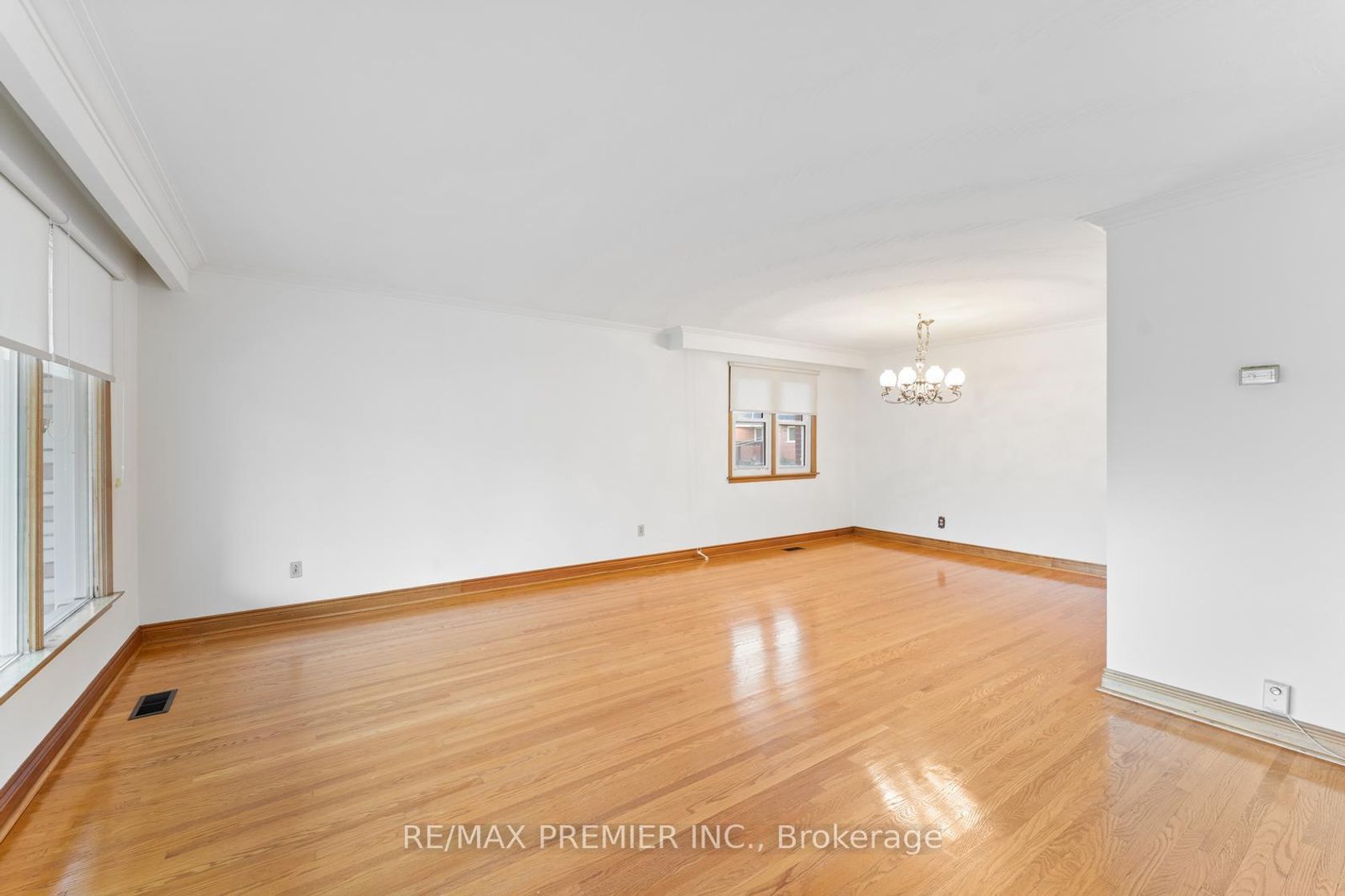 Photo 4 at 75 Monclova Road, CFB, Toronto Photo 4 at 75 Monclova Road, CFB, Toronto