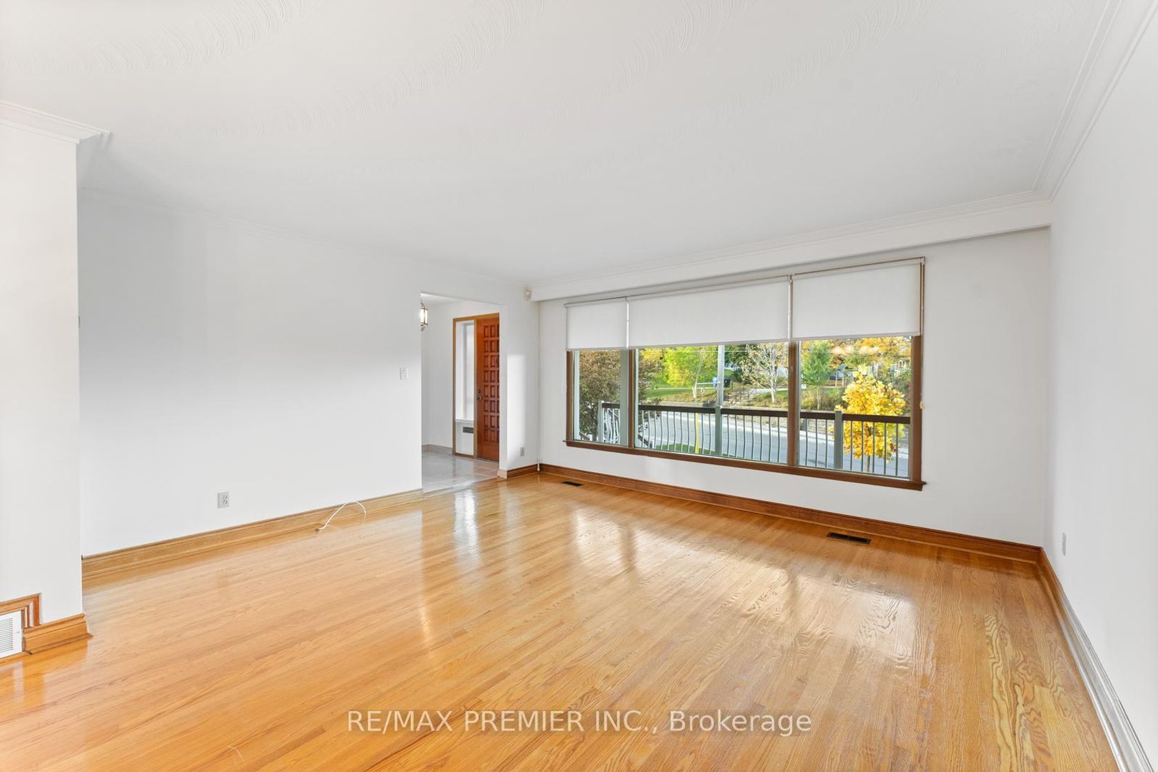 Photo 5 at 75 Monclova Road, CFB, Toronto Photo 5 at 75 Monclova Road, CFB, Toronto