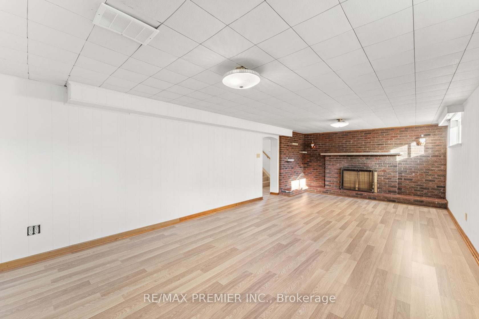 Photo 19 at 75 Monclova Road, CFB, Toronto Photo 19 at 75 Monclova Road, CFB, Toronto